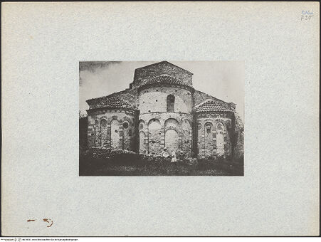 Vorderseite von unbekannt [https://www.deutsche-digitale-bibliothek.de/content/lizenzen/rv-fz/] Santa Maria del PatireRückfassade mit Apsiden - Gesamtansicht, von Osten, bh018931_recto. Foto.