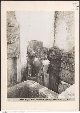 Vorderseite von Vatikan, Monumenti, Musei e Gallerie Pontificie [https://www.deutsche-digitale-bibliothek.de/content/lizenzen/rv-ez/] Statue Friedrichs II. - Seitenansicht, bh018942_recto. Foto.