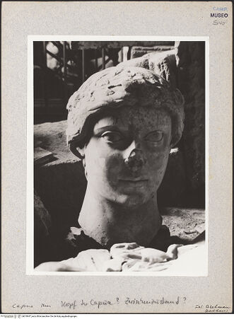 Vorderseite von Bibliotheca Hertziana [https://www.deutsche-digitale-bibliothek.de/content/lizenzen/rv-fz/] Kopf der Capua Fidelis - Seitenansicht, bh018947_recto. Foto: Lehmann-Brockhaus, Otto.