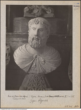 Vorderseite von Bibliotheca Hertziana [https://www.deutsche-digitale-bibliothek.de/content/lizenzen/rv-fz/] Büste des Taddeo da Sessa (Thaddeus de Suessa) - Frontalansicht (in der Restaurierung um 1870 - Gipsabguss?), bh018951_recto. Foto.