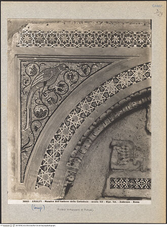 Vorderseite von Alinari [https://www.deutsche-digitale-bibliothek.de/content/lizenzen/rv-ez/] Fragmente einer KanzelBogen mit Pfauen - Detail, bh018968_recto. Foto.