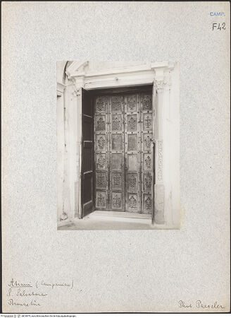 Vorderseite von Bibliotheca Hertziana [https://www.deutsche-digitale-bibliothek.de/content/lizenzen/rv-fz/] Bronzetür - Gesamtansicht, bh018975_recto. Foto: Paeseler, Wilhelm.