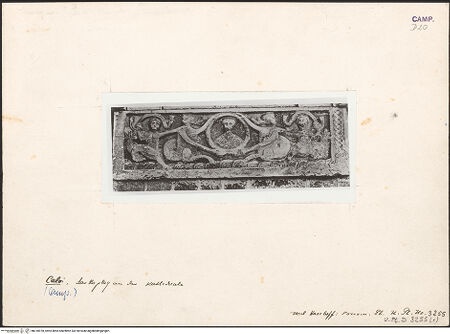 Vorderseite von Bibliotheca Hertziana [https://www.deutsche-digitale-bibliothek.de/content/lizenzen/rv-fz/] Linkes PortalLangobardische Sarkophagfront - Gesamtansicht, bh018978_recto. Foto.