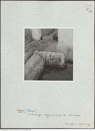 Vorderseite von Bibliotheca Hertziana [https://www.deutsche-digitale-bibliothek.de/content/lizenzen/rv-fz/] Säulenfragment vor der Fassade, bh018984_recto. Foto: Schwarz, Heinrich Mathias.