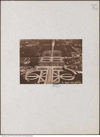 Vorderseite von unbekannt [https://www.deutsche-digitale-bibliothek.de/content/lizenzen/rv-ez/] Palazzo Reale - Luftansicht von Süden, bh018991_recto. Foto.