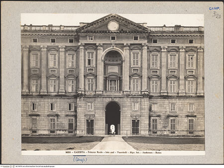 Vorderseite von Alinari [https://www.deutsche-digitale-bibliothek.de/content/lizenzen/rv-ez/] Palazzo RealeSüdfassade - Detail, Mittelbau, bh018994_recto. Foto.