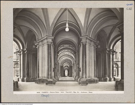 Vorderseite von Alinari [https://www.deutsche-digitale-bibliothek.de/content/lizenzen/rv-ez/] Palazzo RealeVestibolo Inferiore - Blick Richtung Portal zum Garten, bh018996_recto. Foto.