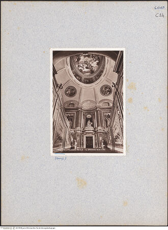 Vorderseite von unbekannt [https://www.deutsche-digitale-bibliothek.de/content/lizenzen/rv-fz/] Palazzo RealeScalone d'onore - Blick vom 1. Lauf auf die Rückwand des Wendepodestes mit König Carlo in der Mittelnische, bh018998_recto. Foto.