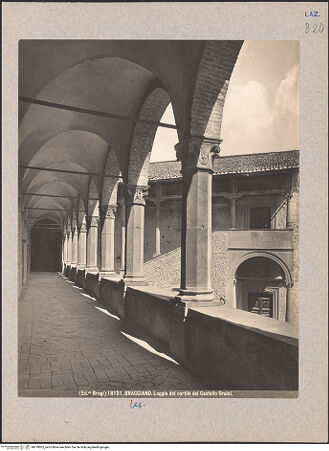 Vorderseite von Alinari [https://www.deutsche-digitale-bibliothek.de/content/lizenzen/rv-ez/] Castello Orsini & Castello Orsini-OdescalchiCortile Principale - Südwestflügel, Erdgeschoss, Arkaden, Inneres, nach Nordwesten, bh019002_recto. Foto.