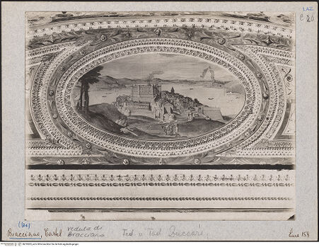 Vorderseite von ICCD [https://www.deutsche-digitale-bibliothek.de/content/lizenzen/rv-ez/] Groteskendekoration mit Szenen aus der Geschichte des Alexander des Großen, vier Tondi mit Allegorien und VedutenLünette mit querovaler Vedute von Bracciano - Detail: Ansicht von Bracciano, bh019005_recto. Foto.