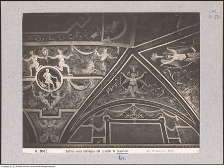 Vorderseite von unbekannt [https://www.deutsche-digitale-bibliothek.de/content/lizenzen/rv-fz/] Groteskendekoration mit zoo- und anthropomorphen Mischwesen, mythologischen Figuren, Tierkreiszeichen, geflügelten Viktorien in Tondi, zwei Medaillons mit Marcus Curtius und Mucius Scaevola und Apollo im Sonnenwagen - Detail: Medaillon mit Mucius Scaevola und Gewölbekappe, bh019009_recto. Foto: Moscioni, Romualdo.