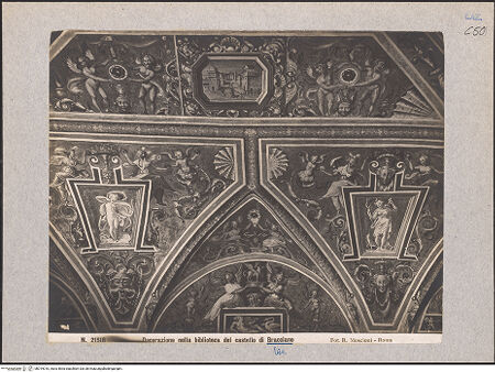 Vorderseite von unbekannt [https://www.deutsche-digitale-bibliothek.de/content/lizenzen/rv-fz/] Groteskendekoration mit zoo- und anthropomorphen Mischwesen, mythologischen Figuren, Tierkreiszeichen, geflügelten Viktorien in Tondi, zwei Medaillons mit Marcus Curtius und Mucius Scaevola und Apollo im Sonnenwagen - Teilansicht, bh019010_recto. Foto: Moscioni, Romualdo.