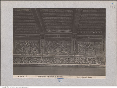 Vorderseite von unbekannt [https://www.deutsche-digitale-bibliothek.de/content/lizenzen/rv-fz/] Fries mit Akanthusranken, Kandelabern und Vasen mit Wappen der Familie Orsini - Teilansicht, bh019011_recto. Foto: Moscioni, Romualdo.