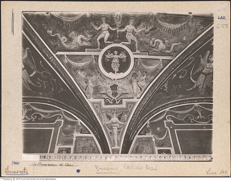 Vorderseite von ICCD [https://www.deutsche-digitale-bibliothek.de/content/lizenzen/rv-ez/] Groteskendekoration mit zoo- und anthropomorphen Mischwesen, mythologischen Figuren, Tierkreiszeichen, geflügelten Viktorien in Tondi, zwei Medaillons mit Marcus Curtius und Mucius Scaevola und Apollo im Sonnenwagen - Detail: Medaillon mit Allegorie der Viktoria, bh019012_recto. Foto.