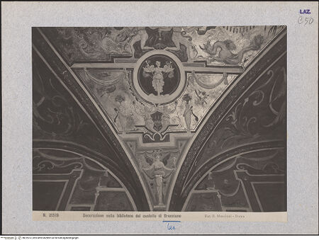 Vorderseite von unbekannt [https://www.deutsche-digitale-bibliothek.de/content/lizenzen/rv-fz/] Groteskendekoration mit zoo- und anthropomorphen Mischwesen, mythologischen Figuren, Tierkreiszeichen, geflügelten Viktorien in Tondi, zwei Medaillons mit Marcus Curtius und Mucius Scaevola und Apollo im Sonnenwagen - Detail: Medaillon mit Allegorie der Viktoria, bh019013_recto. Foto: Moscioni, Romualdo.