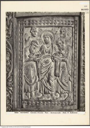 Vorderseite von Alinari [https://www.deutsche-digitale-bibliothek.de/content/lizenzen/rv-ez/] Kathedra des Bischofs MaximianusRückenlehne, Rückseite: die Taufe Christi; der Einzug nach Jerusalem; Christus und die Apostel verteilen Brot und Fisch unter den Leuten; Jesus segnet Brote und Fische; das Hochzeitsmahl in Kana; die Heilung eines blindgeborenen Mannes; Christus und die Samariterin; bewohnte Weinrollen, die aus Kantharoi sprießenJesus segnet Brote und Fische - Gesamtansicht, bh020986_recto. Foto.