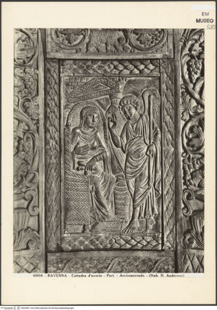 Vorderseite von Alinari [https://www.deutsche-digitale-bibliothek.de/content/lizenzen/rv-ez/] Kathedra des Bischofs MaximianusRückenlehne, Vorderseite: Christus; die Verkündigung; Maria trinkt das Wasser des Gottesurteils; Josephs Traum und die Reise nach Bethlehem; Geburt Christi; Die Anbetung durch die Heiligen Drei Könige; bewohnte Weinrollen, die aus Kantharoi sprießenVerkündigung - Gesamtansicht, bh020987_recto. Foto.