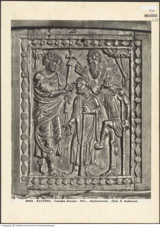 Vorderseite von Alinari [https://www.deutsche-digitale-bibliothek.de/content/lizenzen/rv-ez/] Kathedra des Bischofs MaximianusRückenlehne, Rückseite: die Taufe Christi; der Einzug nach Jerusalem; Christus und die Apostel verteilen Brot und Fisch unter den Leuten; Jesus segnet Brote und Fische; das Hochzeitsmahl in Kana; die Heilung eines blindgeborenen Mannes; Christus und die Samariterin; bewohnte Weinrollen, die aus Kantharoi sprießenDie Heilung eines blindgeborenen Mannes und eines lahmen Mannes - Gesamtansicht, bh020988_recto. Foto.