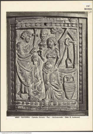 Vorderseite von Alinari [https://www.deutsche-digitale-bibliothek.de/content/lizenzen/rv-ez/] Kathedra des Bischofs MaximianusRückenlehne, Rückseite: die Taufe Christi; der Einzug nach Jerusalem; Christus und die Apostel verteilen Brot und Fisch unter den Leuten; Jesus segnet Brote und Fische; das Hochzeitsmahl in Kana; die Heilung eines blindgeborenen Mannes; Christus und die Samariterin; bewohnte Weinrollen, die aus Kantharoi sprießenChristus und die Samariterin - Gesamtansicht, bh020991_recto. Foto.