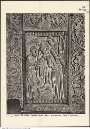 Vorderseite von Alinari [https://www.deutsche-digitale-bibliothek.de/content/lizenzen/rv-ez/] Kathedra des Bischofs MaximianusRückenlehne, Vorderseite: Christus; die Verkündigung; Maria trinkt das Wasser des Gottesurteils; Josephs Traum und die Reise nach Bethlehem; Geburt Christi; Die Anbetung durch die Heiligen Drei Könige; bewohnte Weinrollen, die aus Kantharoi sprießenMaria trinkt das Wasser des Gottesurteils - Gesamtansicht, bh020993_recto. Foto.