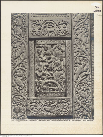 Vorderseite von Alinari [https://www.deutsche-digitale-bibliothek.de/content/lizenzen/rv-ez/] Kathedra des Bischofs MaximianusRückenlehne, Rückseite: die Taufe Christi; der Einzug nach Jerusalem; Christus und die Apostel verteilen Brot und Fisch unter den Leuten; Jesus segnet Brote und Fische; das Hochzeitsmahl in Kana; die Heilung eines blindgeborenen Mannes; Christus und die Samariterin; bewohnte Weinrollen, die aus Kantharoi sprießenChristus und die Apostel verteilen Brot und Fisch unter den Leuten - Gesamtansicht, bh020994_recto. Foto.