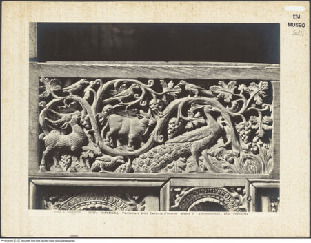 Vorderseite von Alinari [https://www.deutsche-digitale-bibliothek.de/content/lizenzen/rv-ez/] Kathedra des Bischofs MaximianusVorderseite: der heilige Johannes der Täufer, die vier Evangelisten, das Monogramm des Bischof Maximianus, und bewohnte Weinrollen, die aus Kantharoi sprießen - Oberer Fries, linke Seite, bh020996_recto. Foto.