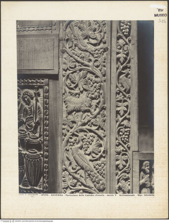 Vorderseite von Alinari [https://www.deutsche-digitale-bibliothek.de/content/lizenzen/rv-ez/] Kathedra des Bischofs MaximianusRückenlehne, Rückseite: die Taufe Christi; der Einzug nach Jerusalem; Christus und die Apostel verteilen Brot und Fisch unter den Leuten; Jesus segnet Brote und Fische; das Hochzeitsmahl in Kana; die Heilung eines blindgeborenen Mannes; Christus und die Samariterin; bewohnte Weinrollen, die aus Kantharoi sprießen - Detail (bewohnte Weinrollen), bh020997_recto. Foto.