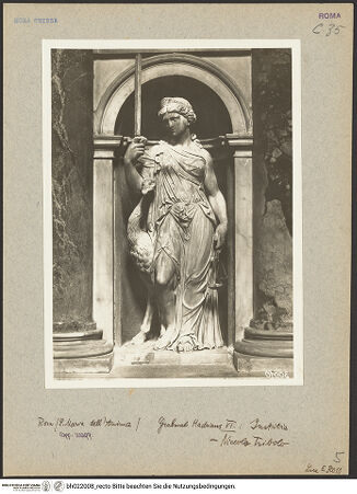 Vorderseite von ICCD [https://www.deutsche-digitale-bibliothek.de/content/lizenzen/rv-ez/] Grabmal für Papst Hadrian VI.Justitia - Ansicht von links, bh022008_recto. Foto.