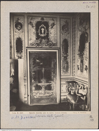 Vorderseite von Archivio Fotografico Musei Vaticani [https://www.deutsche-digitale-bibliothek.de/content/lizenzen/rv-ez/] Innendekoration des Vestibolo degli Specchi - Ausschnitt der Nordwand, bh022050_recto. Foto: Moscioni, Romualdo.