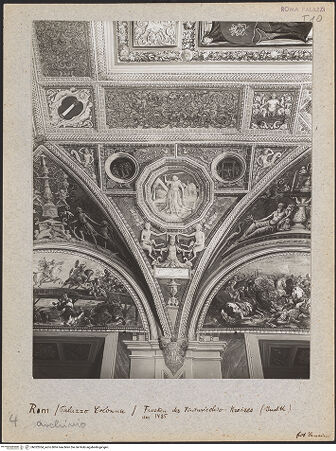 Vorderseite von unbekannt [https://www.deutsche-digitale-bibliothek.de/content/lizenzen/rv-fz/] Gewölbedekoration all'anticaJudith mit dem Haupt des Holofernes in Dodekagon zwischen Medaillons mit Szenen des Alten Testaments und Grotesken - Pendentif mit Medaillon, Judith und Holofernes, bh022054_recto. Foto: Sansaini, ?.
