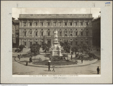 Vorderseite von Alinari [https://www.deutsche-digitale-bibliothek.de/content/lizenzen/rv-ez/] Palazzo Marino - Fassade zur Piazza della Scala, bh022059_recto. Foto.