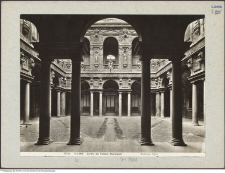 Vorderseite von Alinari [https://www.deutsche-digitale-bibliothek.de/content/lizenzen/rv-ez/] Palazzo Marino - Innenansicht, bh022061_recto. Foto.