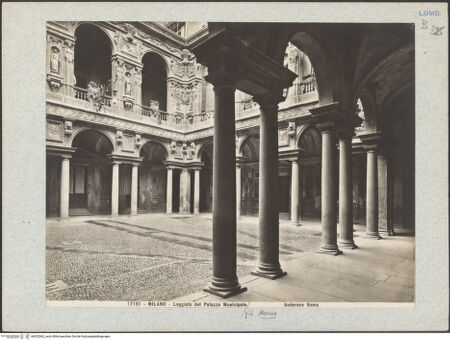 Vorderseite von Alinari [https://www.deutsche-digitale-bibliothek.de/content/lizenzen/rv-ez/] Palazzo Marino - Innenansicht, bh022062_recto. Foto.