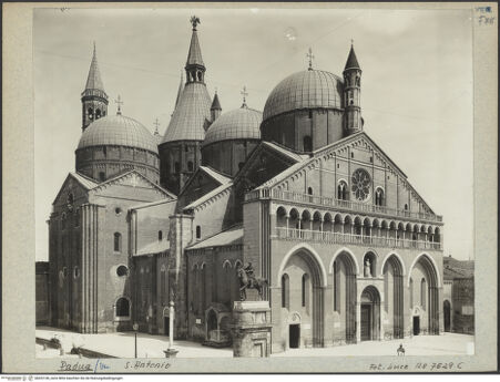 Vorderseite von Istituto Luce [https://www.deutsche-digitale-bibliothek.de/content/lizenzen/rv-fz/] Sant'Antonio - Ansicht von Nordwesten, bh022140_recto. Foto.