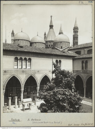 Vorderseite von Istituto Luce [https://www.deutsche-digitale-bibliothek.de/content/lizenzen/rv-fz/] Sant'AntonioSüdseite - Ansicht vom Kreuzgang (Chiostro del Beato Luca Belludi), bh022142_recto. Foto.