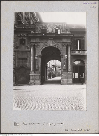 Vorderseite von ICCD [https://www.deutsche-digitale-bibliothek.de/content/lizenzen/rv-fz/] Palazzo ColonnaWestfassade - Nordportal der Westfassade von Südwesten, bh022158_recto. Foto.
