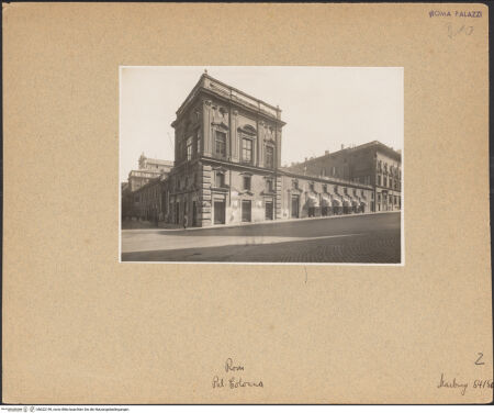 Vorderseite von Foto Marburg [https://www.deutsche-digitale-bibliothek.de/content/lizenzen/rv-fz/] Palazzo Colonna - Coffee House und Remisetrakt von Süden, bh022159_recto. Foto.