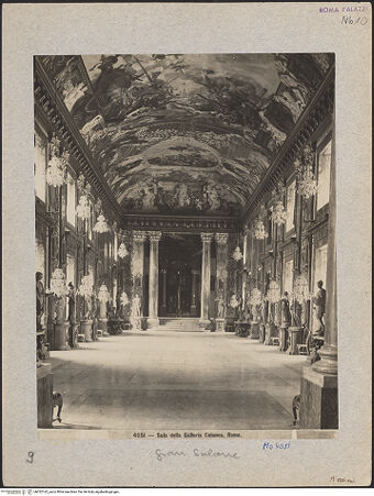 Vorderseite von Archivio Fotografico Musei Vaticani [https://www.deutsche-digitale-bibliothek.de/content/lizenzen/rv-ez/] Palazzo ColonnaGalleria ColonnaSala Grande - Raumansicht nach Osten zur Sala della Colonna Bellica, bh022162_recto. Foto: Moscioni, Romualdo.