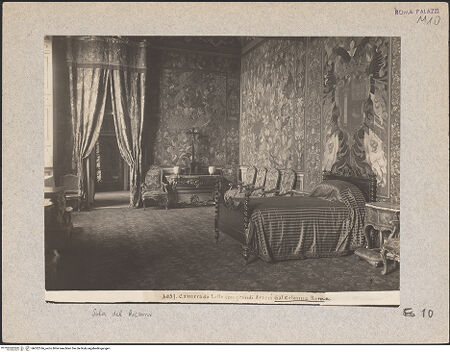 Vorderseite von Archivio Fotografico Musei Vaticani [https://www.deutsche-digitale-bibliothek.de/content/lizenzen/rv-ez/] Palazzo ColonnaGalleria ColonnaSala dei Ricami - Blick zur Süd- und Westwand mit Bett, bh022166_recto. Foto: Moscioni, Romualdo.