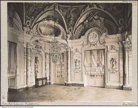 Vorderseite von ICCD [https://www.deutsche-digitale-bibliothek.de/content/lizenzen/rv-fz/] Palazzo ColonnaCoffee House - Obergeschoss, Historische Aufnahme, Detail: Saalecke, bh022168_recto. Foto.