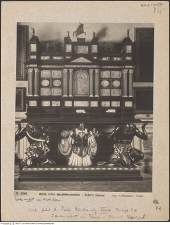 Vorderseite von unbekannt [https://www.deutsche-digitale-bibliothek.de/content/lizenzen/rv-fz/] Prunkschrank mit Elfenbeinreliefs auf Figurenuntersatz (sogenanntes Studiolo d'avorio) - Gesamtansicht, bh022171_recto. Foto.