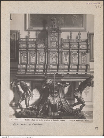 Vorderseite von unbekannt [https://www.deutsche-digitale-bibliothek.de/content/lizenzen/rv-fz/] Prunkschrank auf Figurenuntersatz (sogenanntes Studiolo gioiellato) - Gesamtansicht, FIguren in unrestauriertem Zustand, bh022173_recto. Foto.