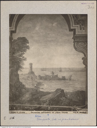 Vorderseite von Archivio Fotografico Musei Vaticani [https://www.deutsche-digitale-bibliothek.de/content/lizenzen/rv-ez/] Quadraturmalerei der Sala del TempestaBildprogramm der Südwand - Annähernde Gesamtansicht des Seestücks, bh022174_recto. Foto: Moscioni, Romualdo.