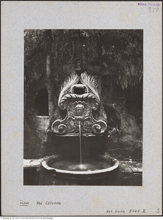 Vorderseite von ICCD [https://www.deutsche-digitale-bibliothek.de/content/lizenzen/rv-fz/] Brunnen mit Zierrelief - Gesamtansicht, bh022175_recto. Foto.