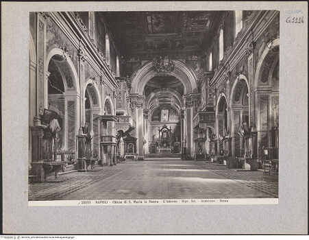 Vorderseite von Alinari [https://www.deutsche-digitale-bibliothek.de/content/lizenzen/rv-ez/] Santa Maria la Nova - Blick in Richtung Altar, bh022216_recto. Foto.