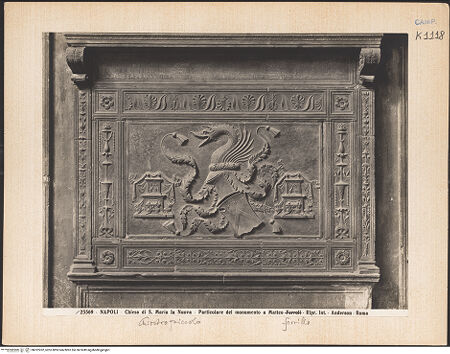 Vorderseite von Alinari [https://www.deutsche-digitale-bibliothek.de/content/lizenzen/rv-ez/] Grabmal des Matteo Ferrillo (gest. 1499)Platte mit Wappen - Gesamtansicht, bh022262_recto. Foto.