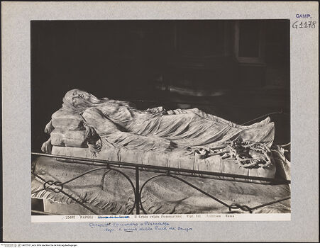 Vorderseite von Alinari [https://www.deutsche-digitale-bibliothek.de/content/lizenzen/rv-ez/] Aufgebahrter Christus (Cristo Velato) - Gesamtansicht, bh022267_recto. Foto.