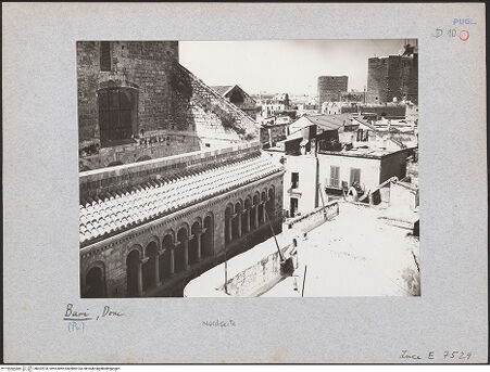 Vorderseite von ICCD [https://www.deutsche-digitale-bibliothek.de/content/lizenzen/rv-ez/] CattedraleNordseite und NordquerhausNördliche Zwerggalerie - Ansicht von Nordosten, bh022978_recto. Foto.