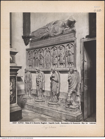 Vorderseite von Alinari [https://www.deutsche-digitale-bibliothek.de/content/lizenzen/rv-ez/] Grabmal des Bischofs Bartolomeo Brancaccio - Gesamtansicht, bh024210_recto. Foto.