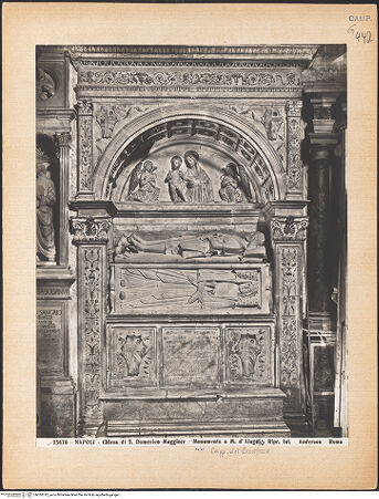 Vorderseite von Alinari [https://www.deutsche-digitale-bibliothek.de/content/lizenzen/rv-ez/] Grabmal des Mariano Alagno (gest. 1477) und der Caterina Orsini - Gesamtansicht, bh024312_recto. Foto.